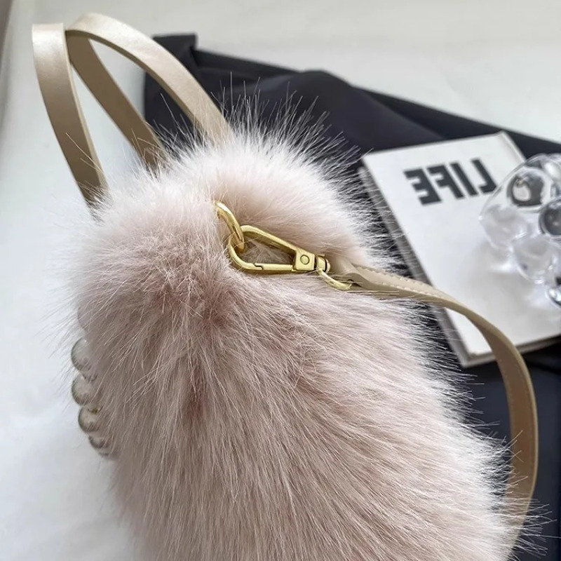 高級感のある、ふわふわのフェイクファーを使用したミニスクエア - Luxury Bags Cute のレビューと価格