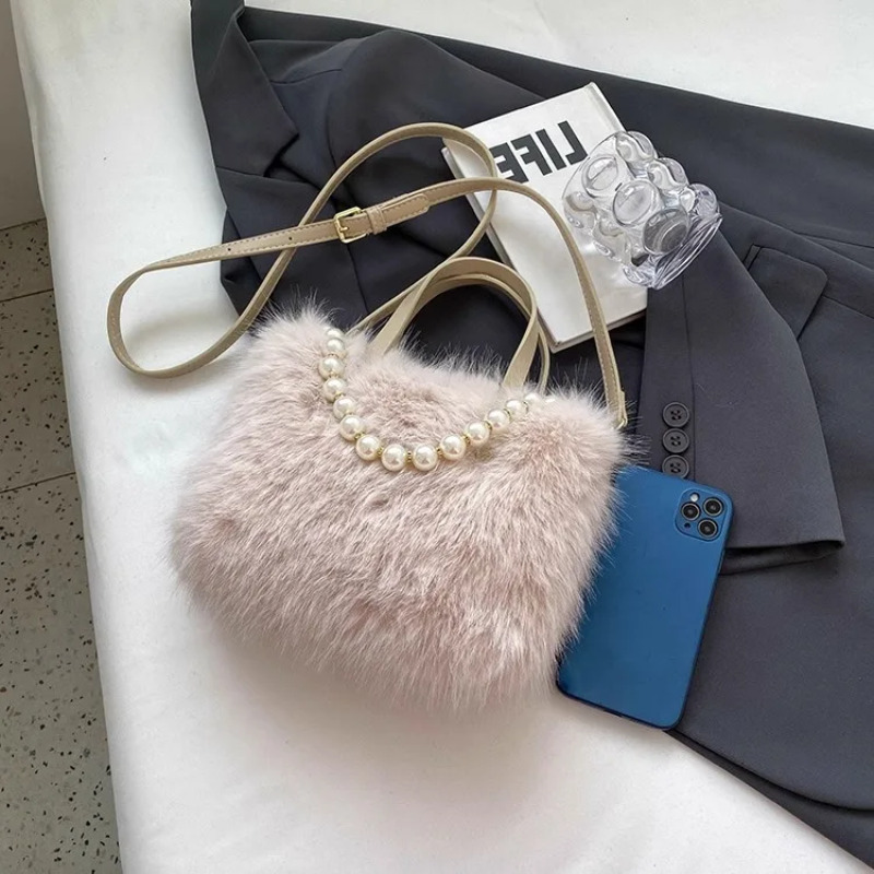 高級感のある、ふわふわのフェイクファーを使用したミニスクエア - Luxury Bags Cute のレビューと価格