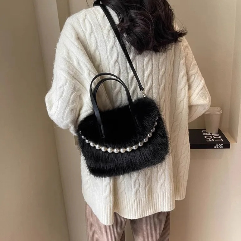 高級感のある、ふわふわのフェイクファーを使用したミニスクエア - Luxury Bags Cute のレビューと価格